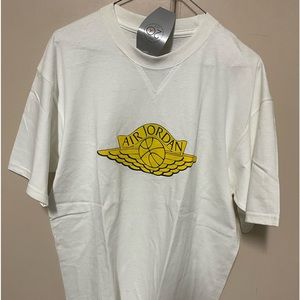 BRAND NEW NIKE AIR JORDAN WINGS T-SHIRT WHITE/YELLOW SIZE MEDIUM MENS